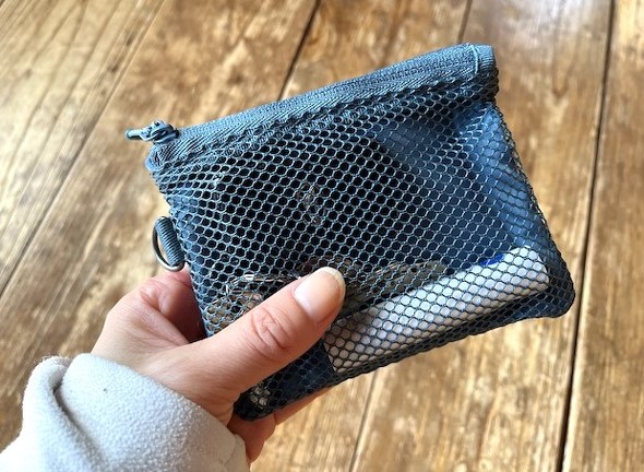 筆者が購入したのはSサイズの「ダークグリーン」