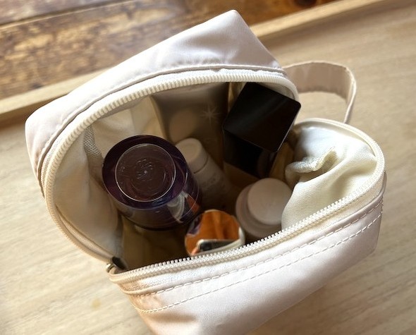 化粧品などを入れて使うこともできる