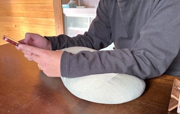 スマホを使うときの肘置きに