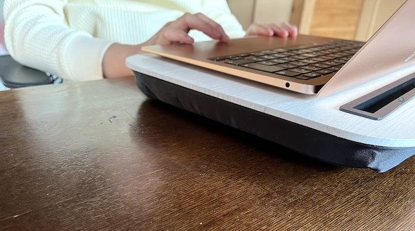 ノートパソコンの作業中に高さが欲しいときに