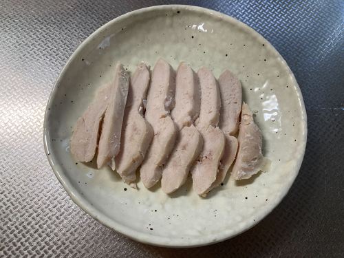 スライスしたサラダチキン