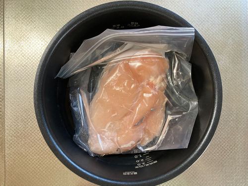 袋ごと鶏むね肉を入れる
