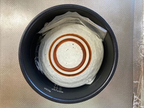 浮いてこないようにお皿を重りにする