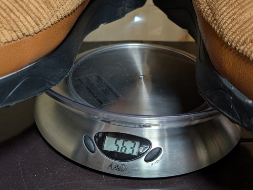 3Lサイズで実測563g。ショートブーツですがスニーカー並みの軽さです