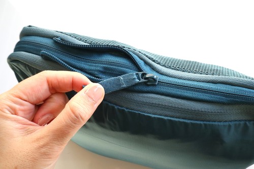 厚みは抑えつつ、必要以上に圧縮しないのでシワになりにくい