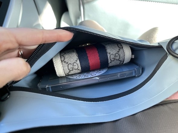 2つ折り財布とスマートフォンでパンパンになってしまう