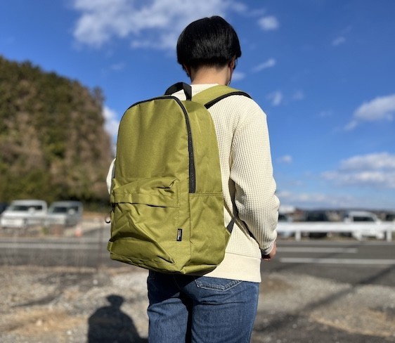 身長155cmの人が背負っているところ