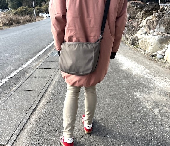 身長160cmの人がショルダーバッグとして使用しているところ
