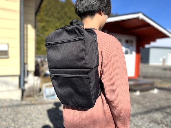 身長155cmの人がリュックとして背負っているところ