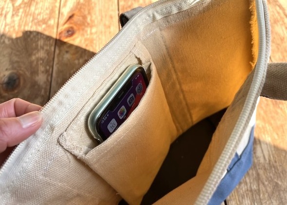 内側にスマホ(写真はiPhone 13)が入るポケット付き