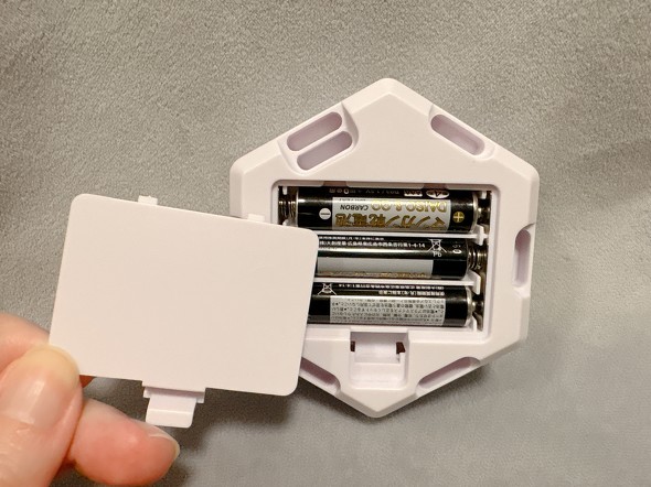 単4形乾電池3本を入れる