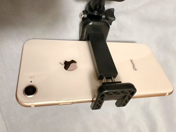 スマホホルダー部分(写真では、撮影用にiPhone 8を使用)