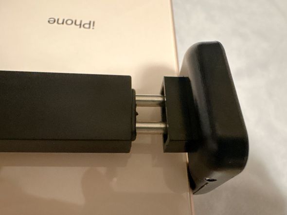 ホルダーにスマホを挟み込む(写真では、撮影用にiPhone 8を使用)