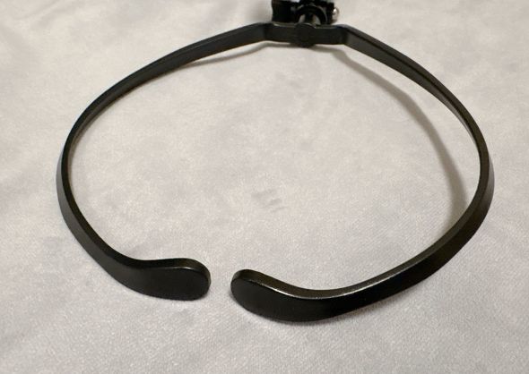 首裏にあたる部分に切り込みの入ったネックバンド部