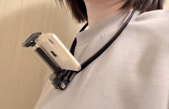 ずり落ちてくる(写真では、撮影用にiPhone 8を使用)