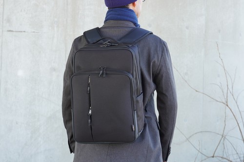 色はブラックのみ。外寸は約41(縦)×28(横)×15(幅)cmで、国内LCCの機内持込手荷物の上限内です