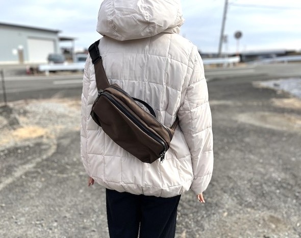 身長約155cmの人がバッグを背中側にして使用