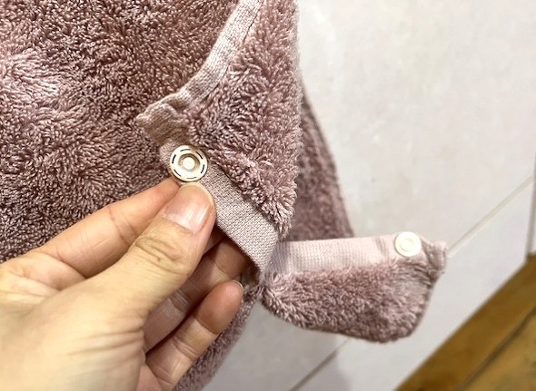 タオルの端にボタンが付いている