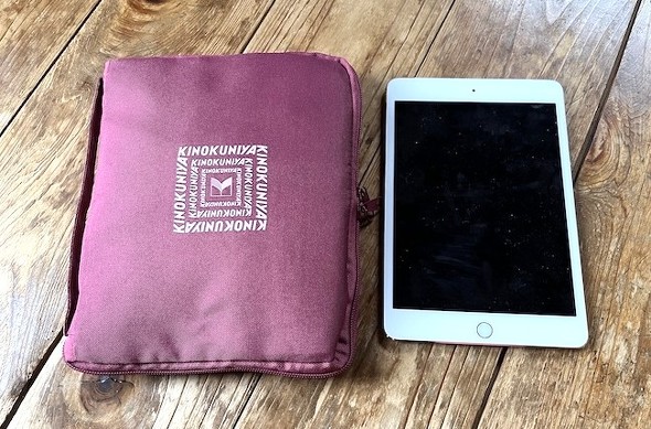 たたんだ状態でiPad miniと比較