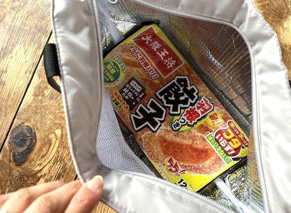 冷凍ギョーザ(12個入り)が水平に入る