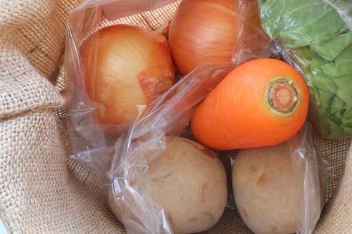 野菜の鮮度を保つにはビニール袋を介さず直接入れたほうが良さそう……