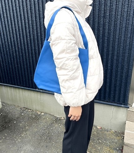 身長約155cmの人が肩掛けにして持ってみた