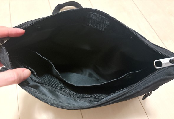 メイン収納の大きなポケット