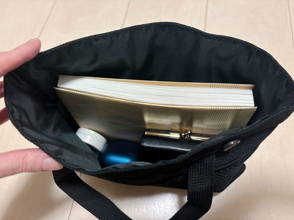 書籍や財布などが入る