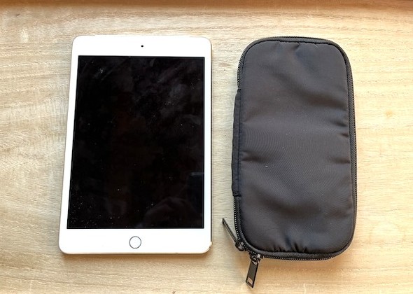 大きさ比較 左:iPad mini、右:ガジェットポーチ