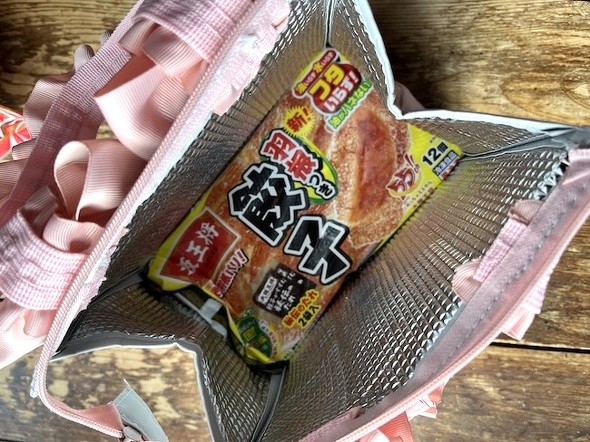 12個入りの冷凍ギョーザはギリギリ水平に入れられた