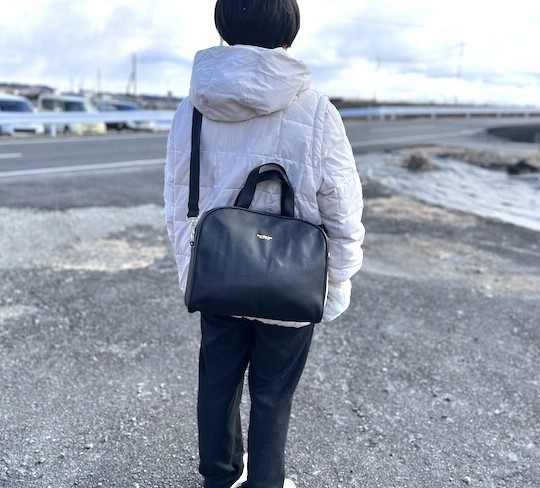 ショルダーストラップを使って肩掛けも可能