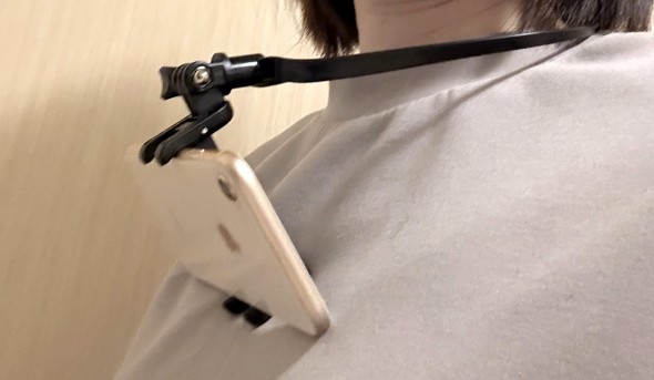 本体の向きや角度を調節して安定させる(写真では、撮影用にiPhone 8を使用)