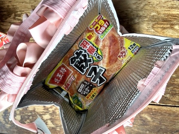 12個入りの冷凍ギョーザはギリギリ水平に入れられた