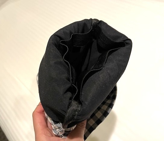 内側をぐるっと複数のゴムバンドが囲む
