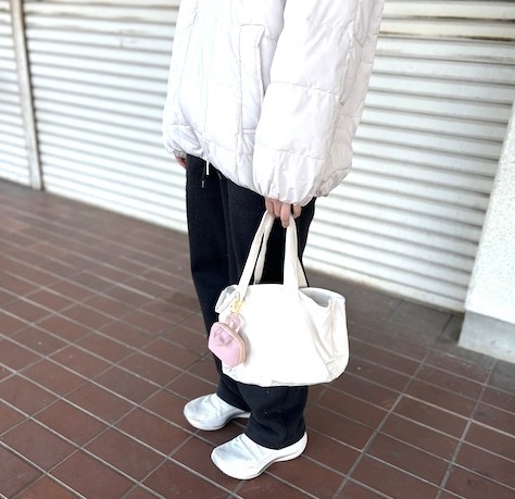 普段使いのバッグの持ち手に取り付けられる