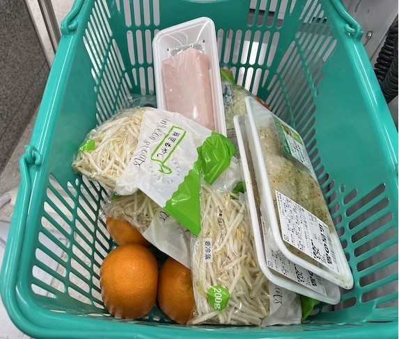 スーパーでたくさん買い物をしたがさすがに全ては入らず