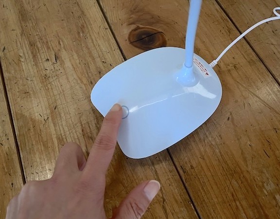 電源ボタンをタッチして光の強さを変えられる