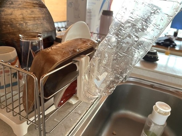 省スペースでペットボトルや水筒をきれいに乾かせる