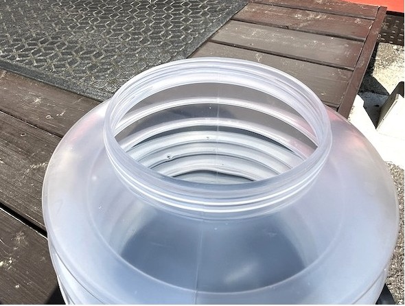 本体上部から水を入れる