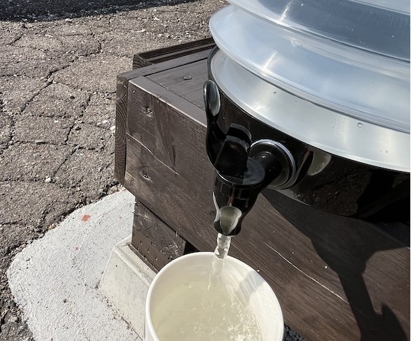 勢いよく水が出てくる