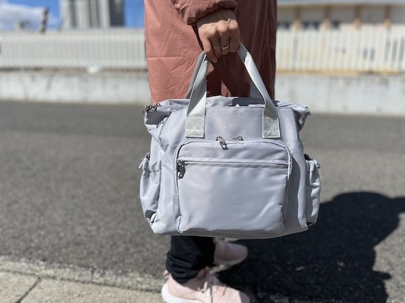持ち手にスナップボタン付き