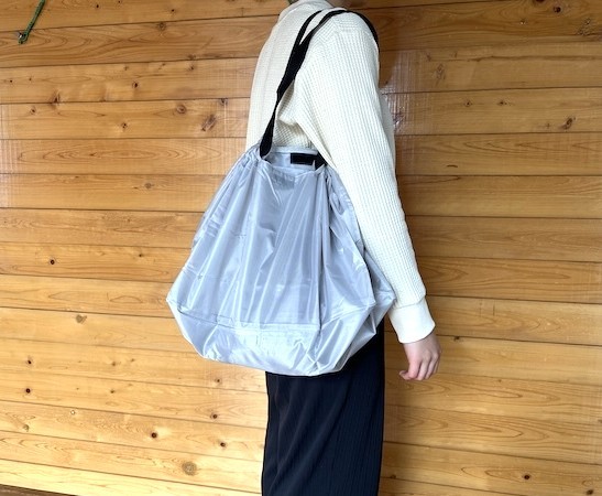 身長155cmの人が肩から掛けているところ