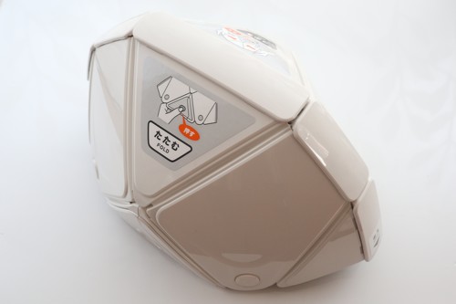 細長い立体のヘルメットになります