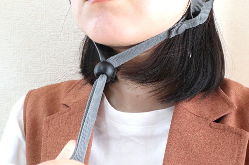 フィット感はあごひもで調整が可能