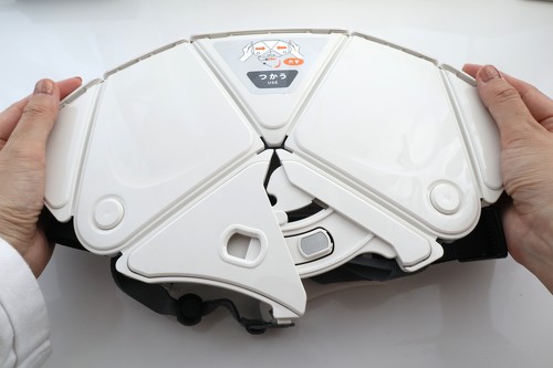ヘルメット本体の前後部分を手で押すだけ