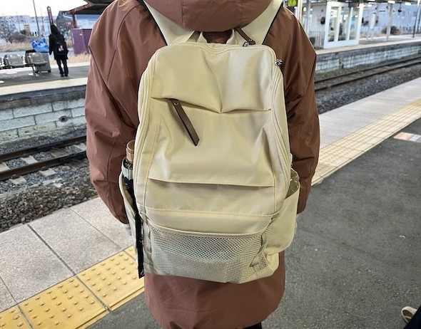 大きく開くデタッチャブルポーチ付きファミリーリュック