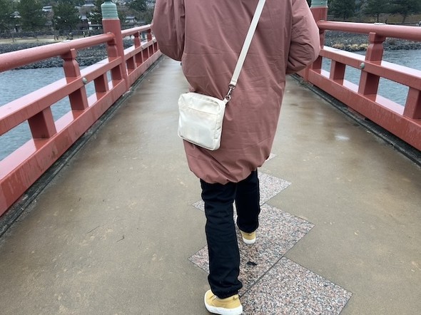 ポーチだけを身軽に持ち歩くことも可能
