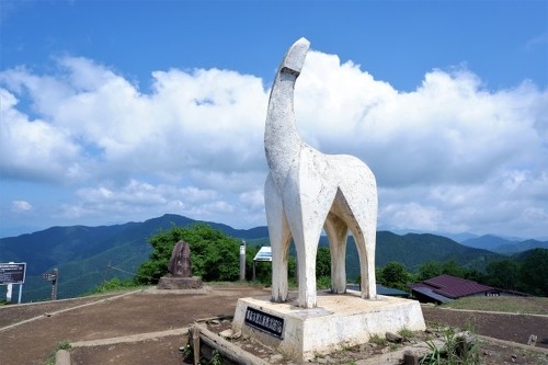東京都と神奈川県の境に位置する陣馬山
