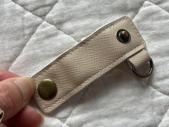 バッグの持ち手などに巻き付けて留める