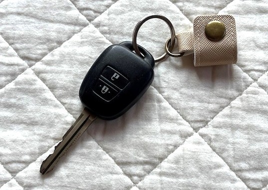 車の鍵にキーホルダーを付ける